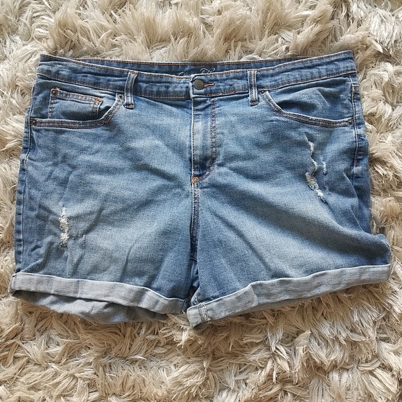 Universal Thread Pants - 18/34 Universal Thread Mid-Rise Boyfriend Shorts